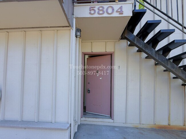 Building Photo - 5804 SE Milwaukie Ave