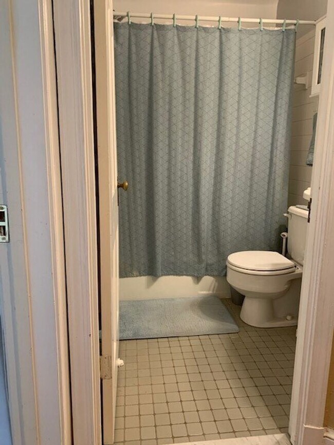 Building Photo - Beautiful 2 Bedroom 1 Bathroom End Unit, B...