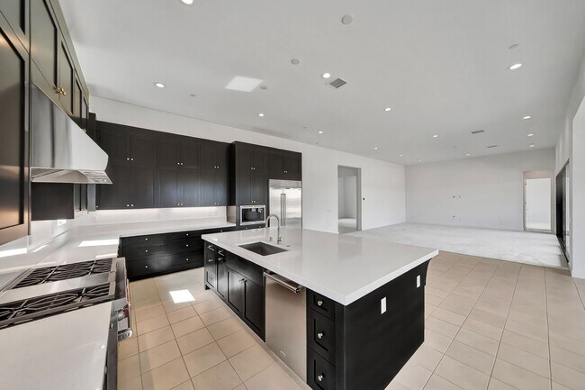 Building Photo - 30000 N Camino los Robles