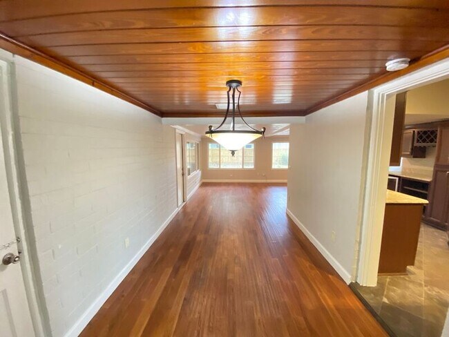 Building Photo - 311 Altaloma Ave