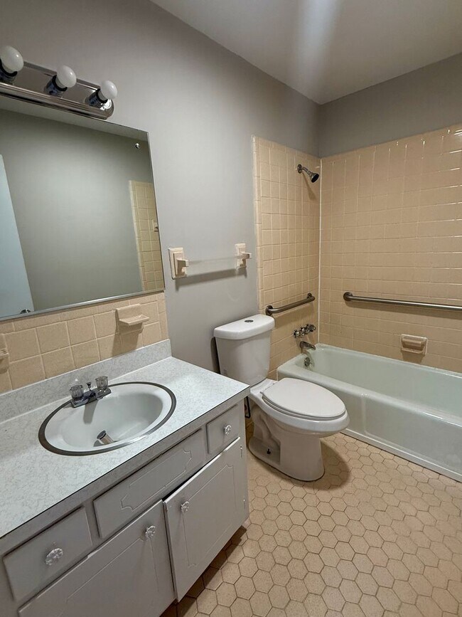 Building Photo - Two bedroom, 1.5 bath in Graham--McAden Place