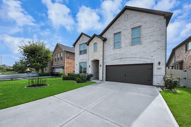 Building Photo - 606 Round Lake Dr
