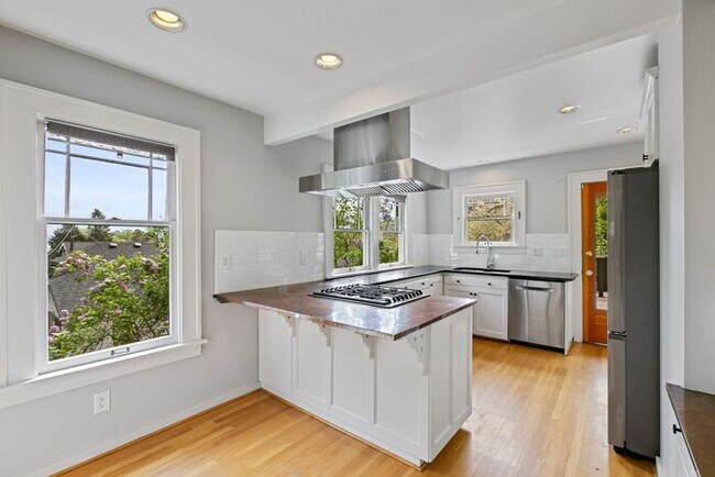 Building Photo - Charming AIR CONDITIONED Leschi Craftsman