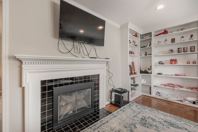 Building Photo - Fall '24 - Close to campus - 3 bed/2 bath ...