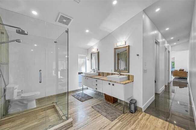 Building Photo - 1511 NE 4th Pl