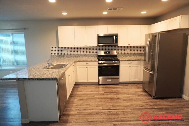 Building Photo - Stunning Home Off of Taft Highway and South H Street!