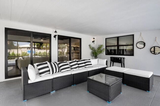 Building Photo - 704 NE 2nd St