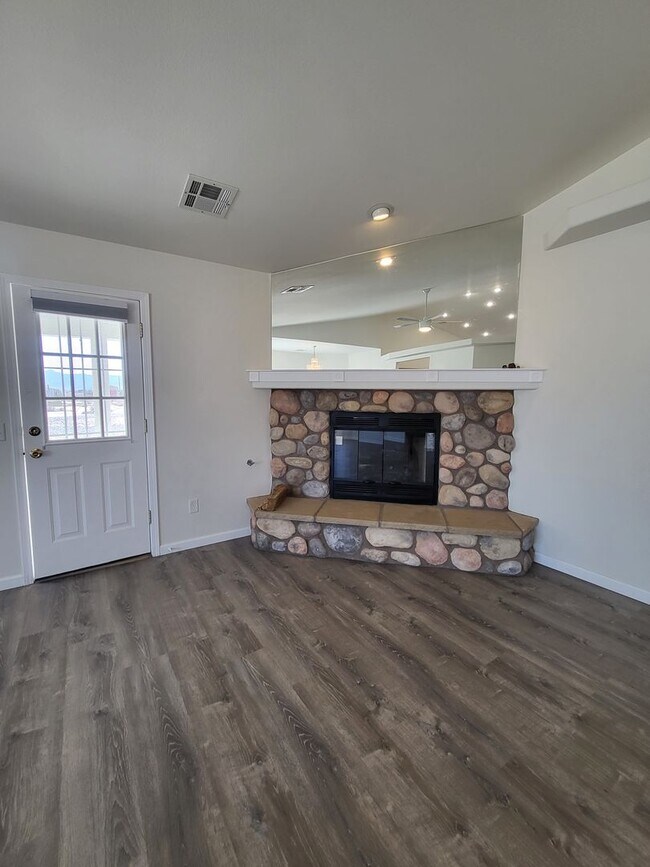 Building Photo - GOLDEN SPRINGS RANCH U8 - W. Betty Avenue