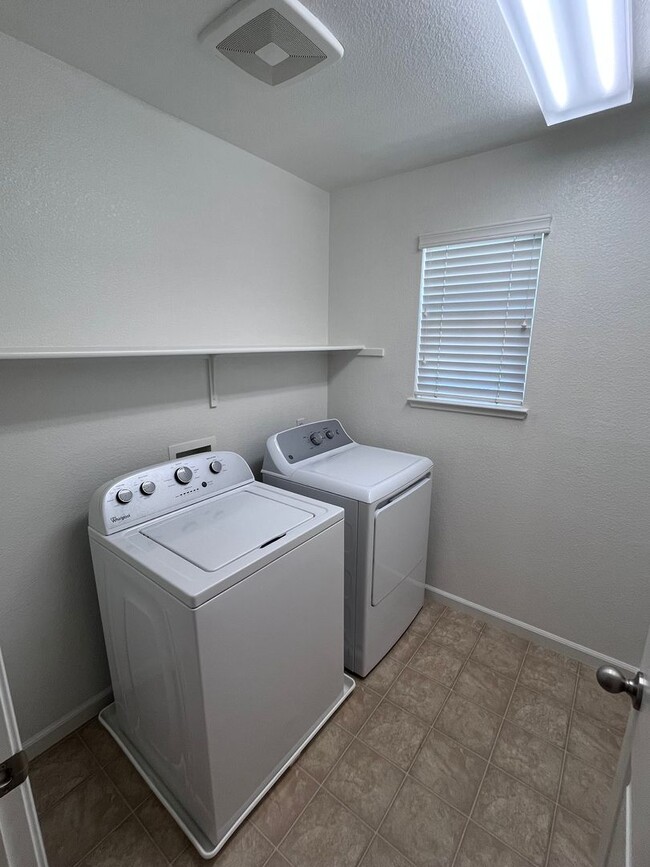 Building Photo - BEAUTIFUL UPDATED HOME IN WEST ROSEVILLE!!