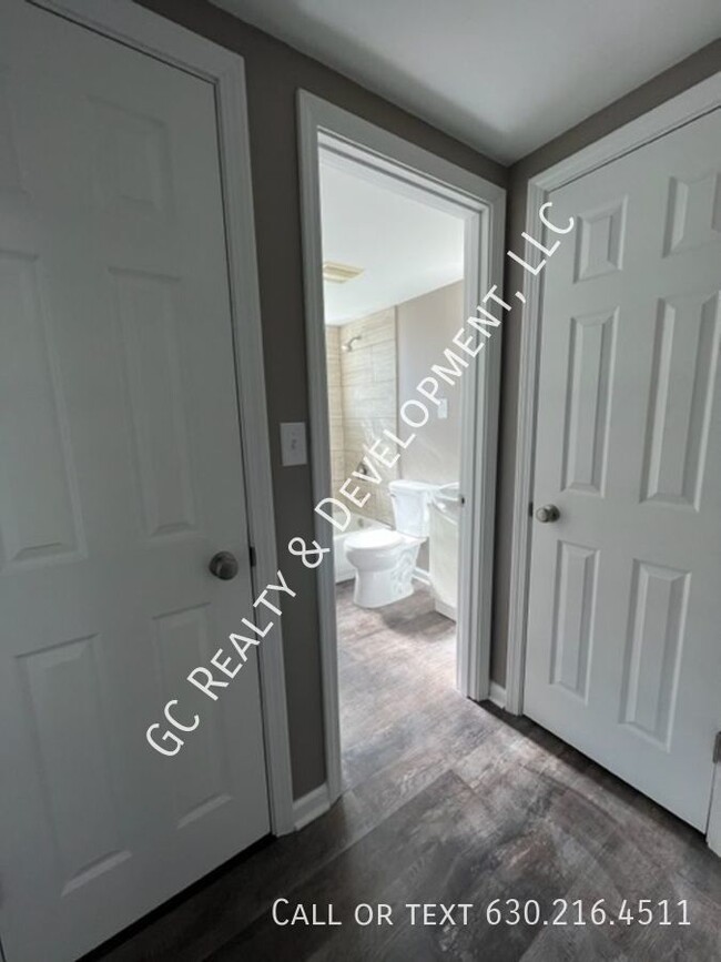 Building Photo - ***FULLY UPDATED / WEST CHICAGO - 1 BDRM /...