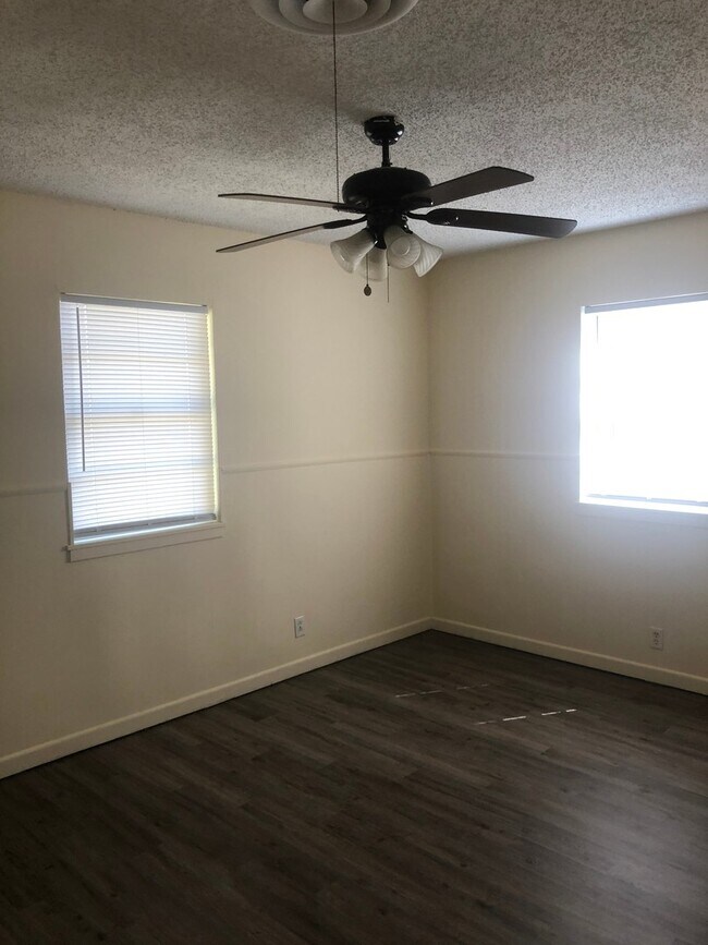 Building Photo - CLYDE AMERICA!  3 bed 1 bath 1 car garage!...