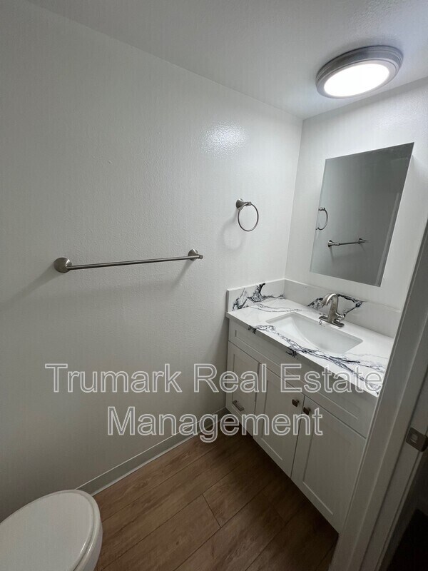 Building Photo - 2719 Montrose Ave