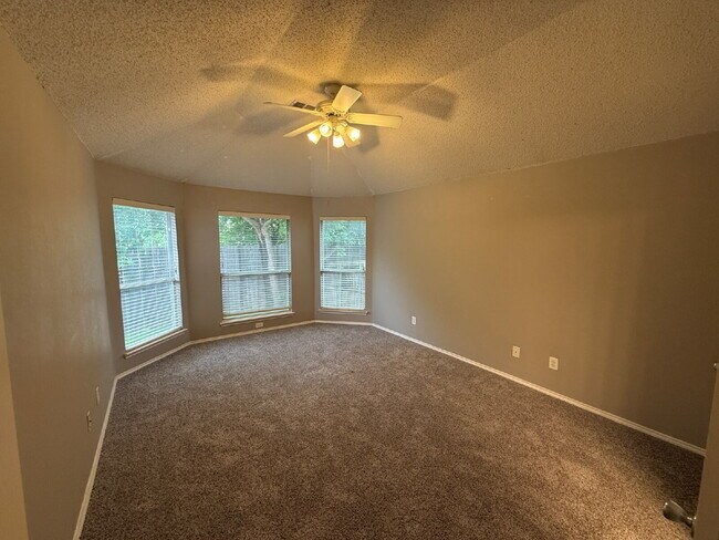 Building Photo - Charming 3 Bedroom Haven with 2 Full Baths in Fort Worth. Spacious 1748 Sq. Ft. Retreat on Comfor...