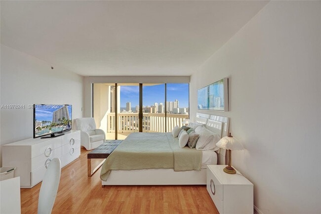 Building Photo - 2000 Island Blvd