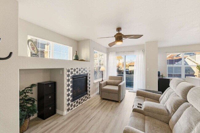 Building Photo - PRICE DROP! "Spacious 3-Bedroom Haven with 2.5 Baths in Aurora – 1,860 Sq Ft of Comfort and Style!"