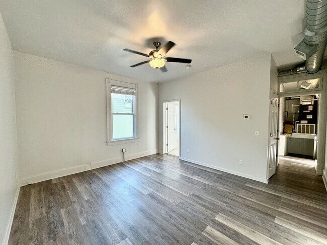 Building Photo - 4 bed/2 full bath Rental on Warner - Mins ...
