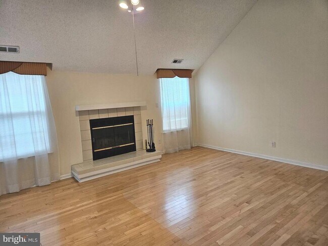 Building Photo - 409 Talon Ct