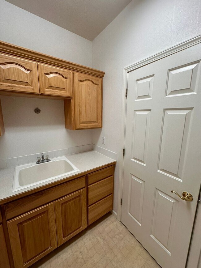 Building Photo - River Road Craftsman Style Home