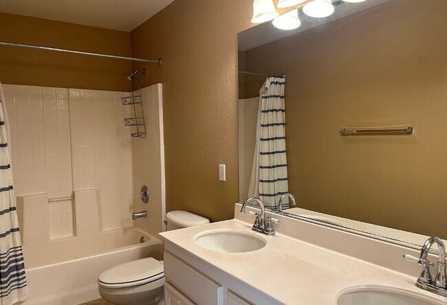 Building Photo - Gorgeous Oceanside Home