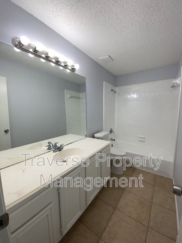 Building Photo - 5204 Vista Verde Dr