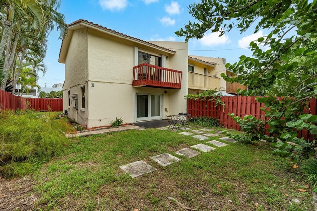 Building Photo - 2530 NE 9th St