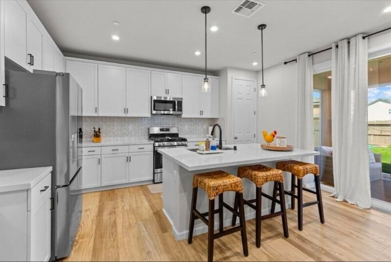 Building Photo - 2851 Ski Bch St