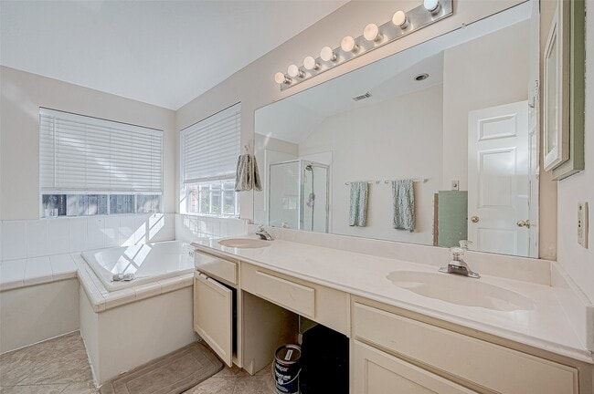 Building Photo - 7030 River Garden Dr