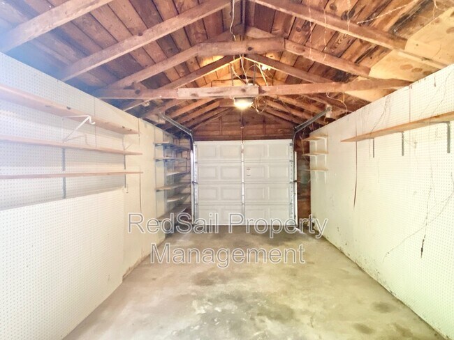 Building Photo - 221 Cherry Ave