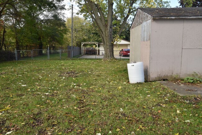 Building Photo - Mishawaka South-side 3 bedroom with a fenc...