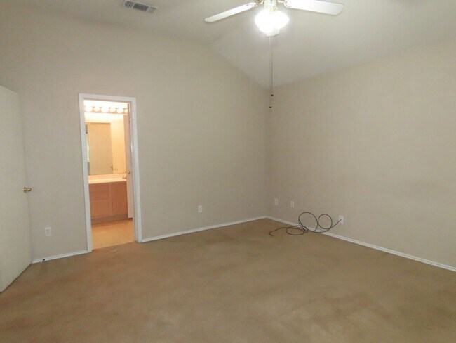 Building Photo - Charming 3 Bedroom, 2 Bath House in Flint-...
