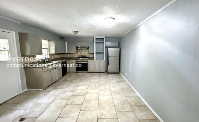 Building Photo - 1437 Highland Dr