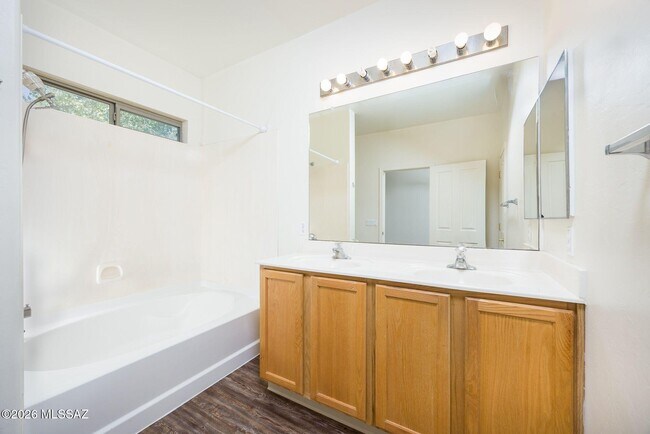 Building Photo - 8403 N Coyote View Ct