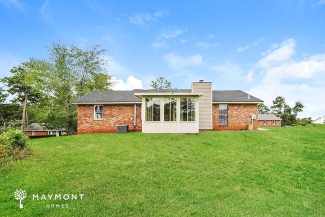 Building Photo - Lovely Three Bedroom