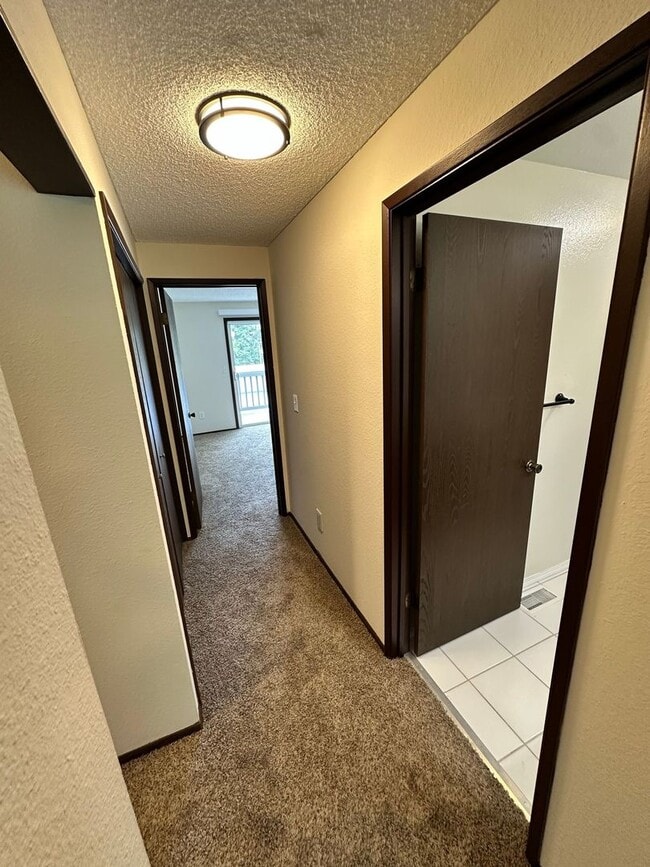 Building Photo - Beautiful well Maintained Duplex for rent