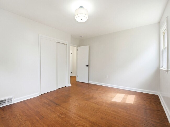 Building Photo - Fully Renovated Rental with Designer Kitchen, Modern Bath & Bonus Spaces – Stratford, NJ