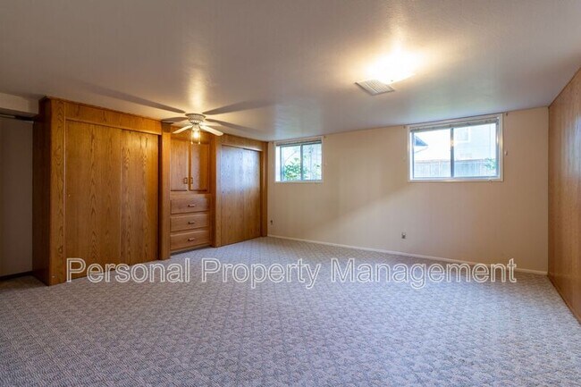 Building Photo - 219 W 31st St