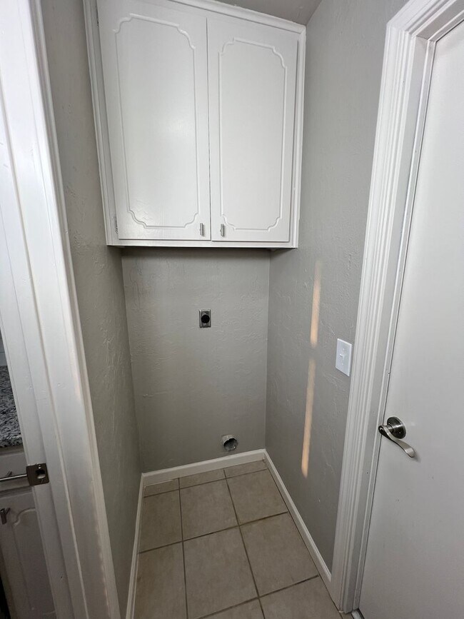 Building Photo - 919 SW 60th- AVAILABLE NOW!!