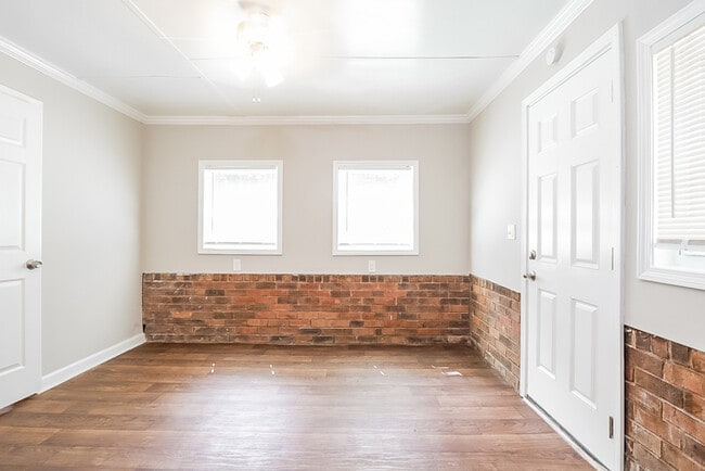 Building Photo - Roomy 3BR 1.5 spacious duplex to lease!