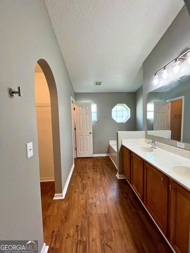 Building Photo - 230 Pine Bluff Dr