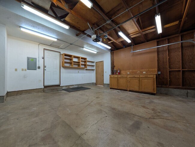 Building Photo - Great 3-Bedroom, 1-Bath Home - Centennial ...