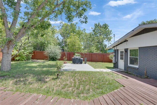 Building Photo - 2102 Bristol Dr