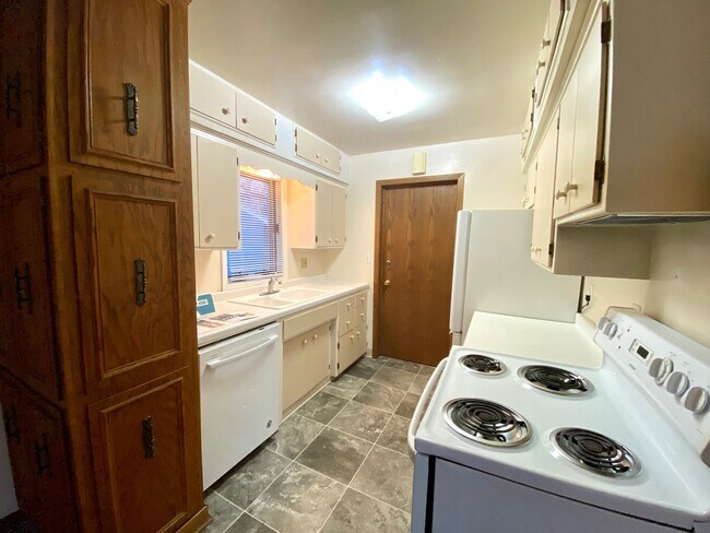 Building Photo - 2 Bed Duplex