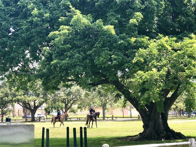 Building Photo - 621 NE 8th Ave