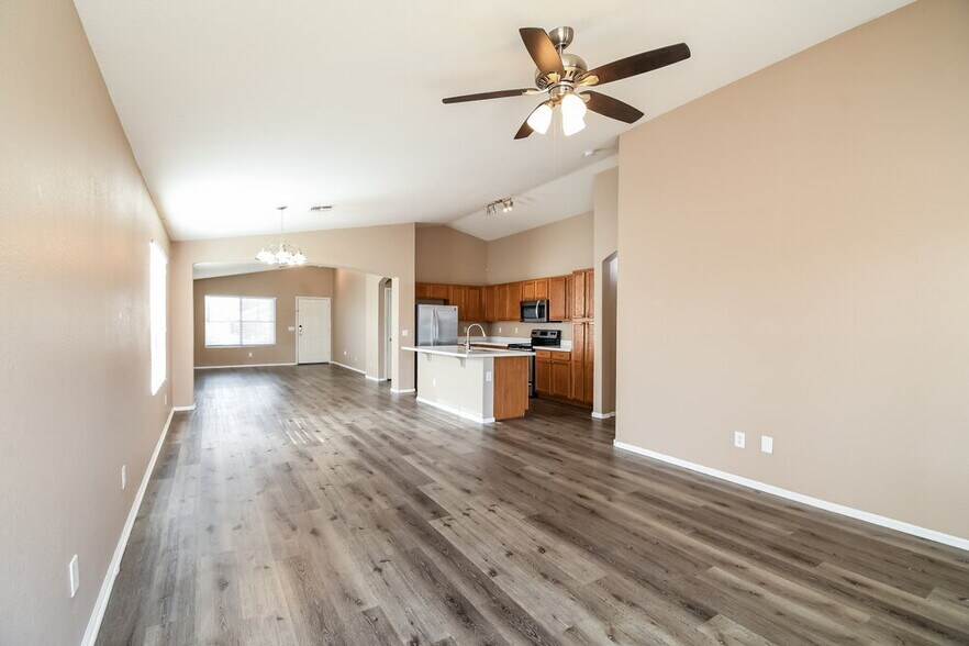 Building Photo - 975 E Vernoa St