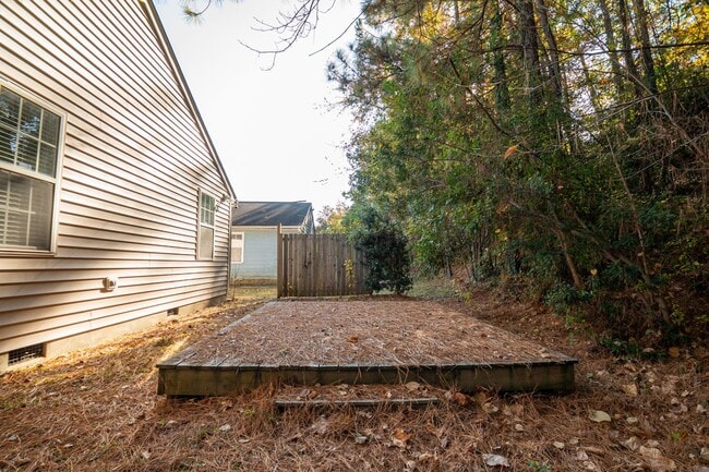 Building Photo - Comfortable 3 Bedroom / 2 Bath One - Level...