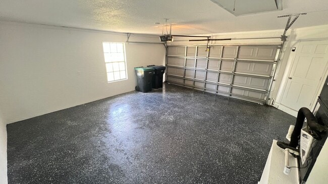 Building Photo - Bright & Spacious 3/2 Home with Huge Yard + Screened Patio — Lawn Care Included!