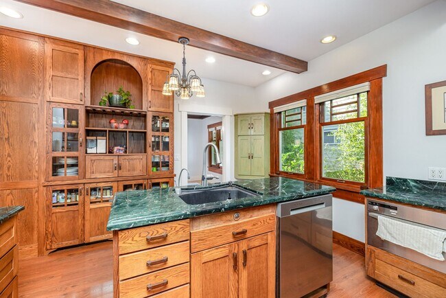 Building Photo - Sunset Hill Home