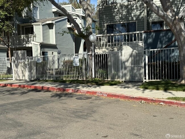 Building Photo - 3660 Knollwood Terrace
