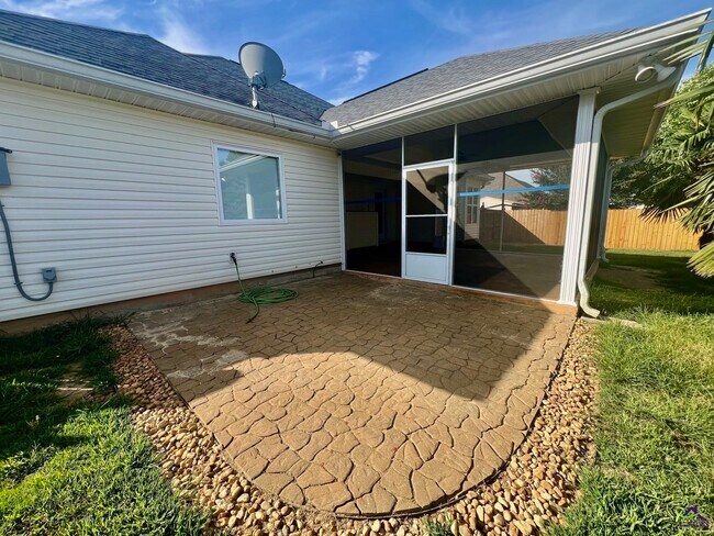 Building Photo - 404 Beechwood Dr