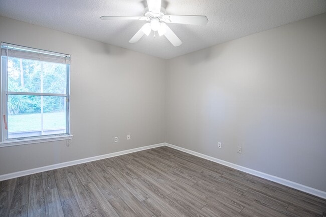 Building Photo - Stunning home in desirable neighborhood